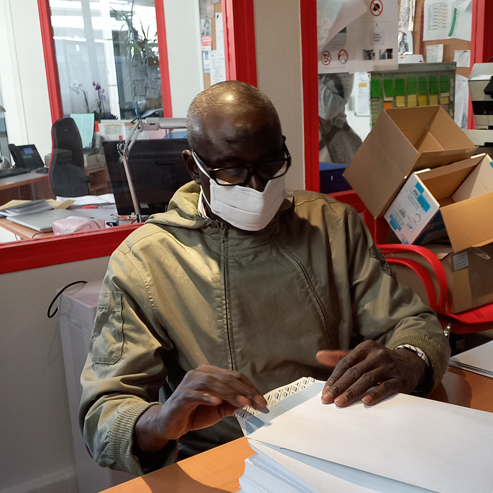Travail courrier Homme REAGIR