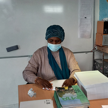 Travail courrier femme REAGIR
